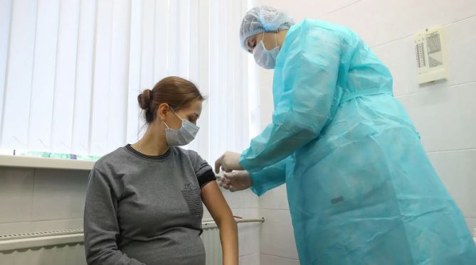 تزریق واکسن کووید در بارداری عوارض جدی ندارد